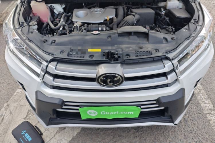 Used Toyota Highlander 2018 2.0T Four-Wheel Drive Luxury Edition 7 Seats China V Emission Standard Engine Bay