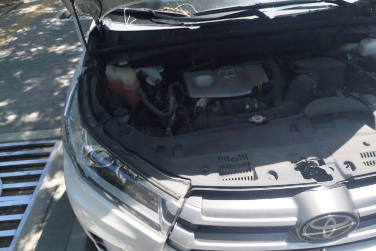 Used Toyota Highlander 2018 2.0T Four-Wheel Drive Luxury Edition 7 Seats China V Emission Standard Engine Bay Right