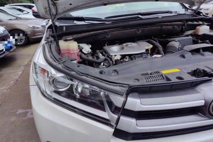 Used Toyota Highlander 2018 2.0T Four-Wheel Drive Luxury Edition 7 Seats China V Emission Standard Engine Bay Right