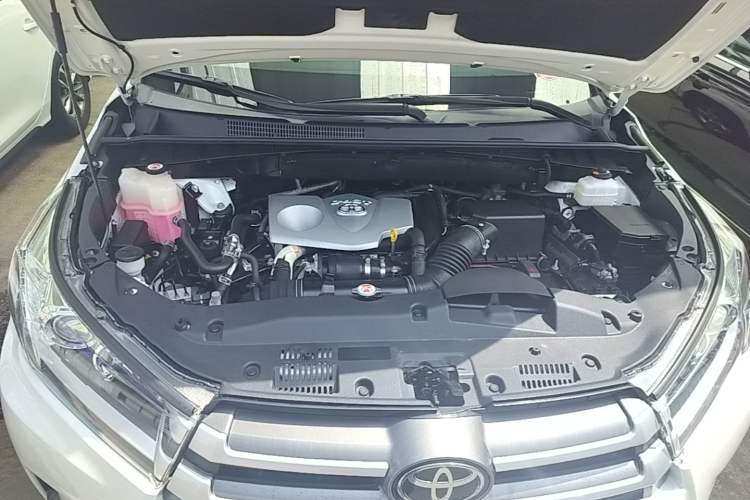 Used Toyota Highlander 2018 2.0T Four-Wheel Drive Luxury Edition 7 Seats China V Emission Standard Engine Bay