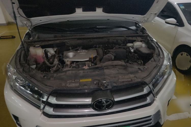 Used Toyota Highlander 2018 2.0T Four-Wheel Drive Luxury Edition 7 Seats China V Emission Standard Engine Bay