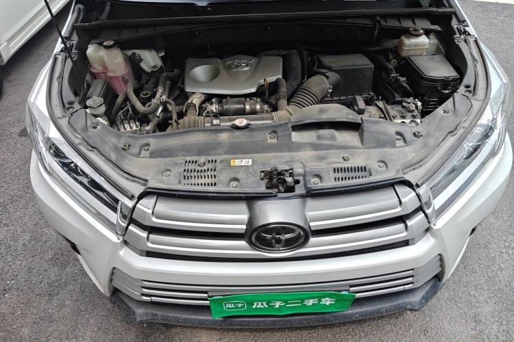 Used Toyota Highlander 2018 2.0T Four-Wheel Drive Prestige Version 7 Seats China VI Standard Engine Bay