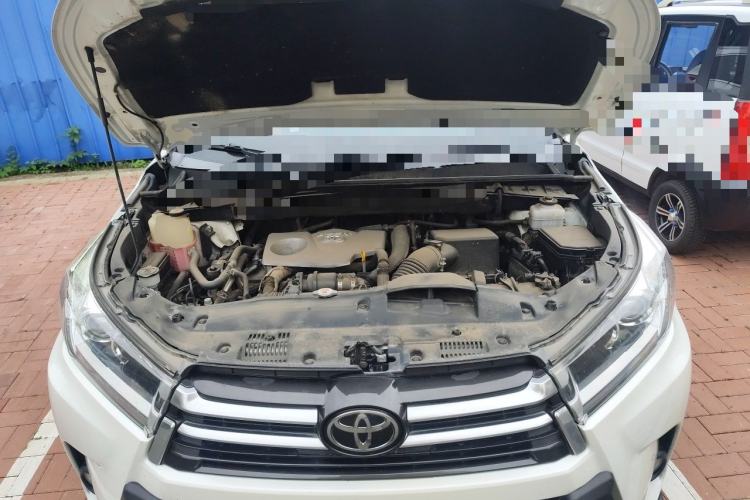 Used Toyota Highlander 2018 2.0T Four-Wheel Drive Prestige Version 7 Seats China V Emission Standard Engine Bay