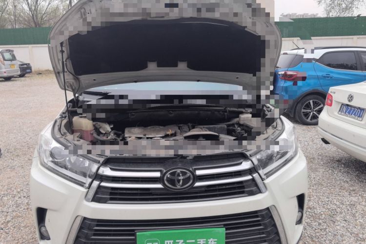 Used Toyota Highlander 2018 2.0T Four-Wheel Drive Prestige Version 7 Seats China V Emission Standard Engine Bay