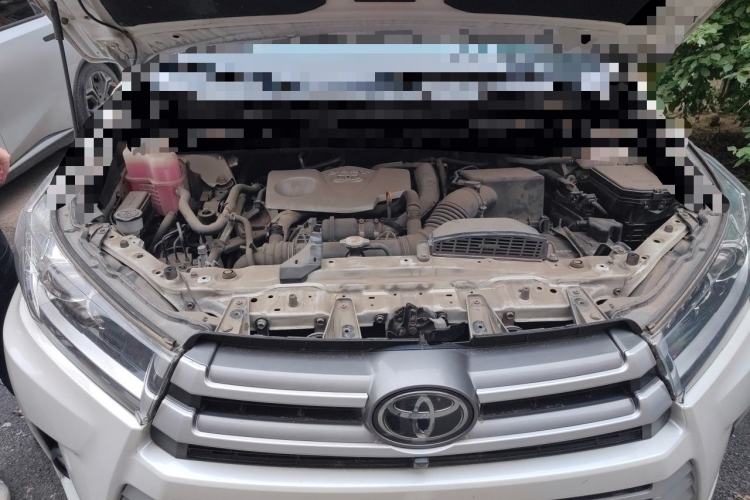Used Toyota Highlander 2018 2.0T Four-Wheel Drive Luxury Edition 7 Seats China V Emission Standard Engine Bay