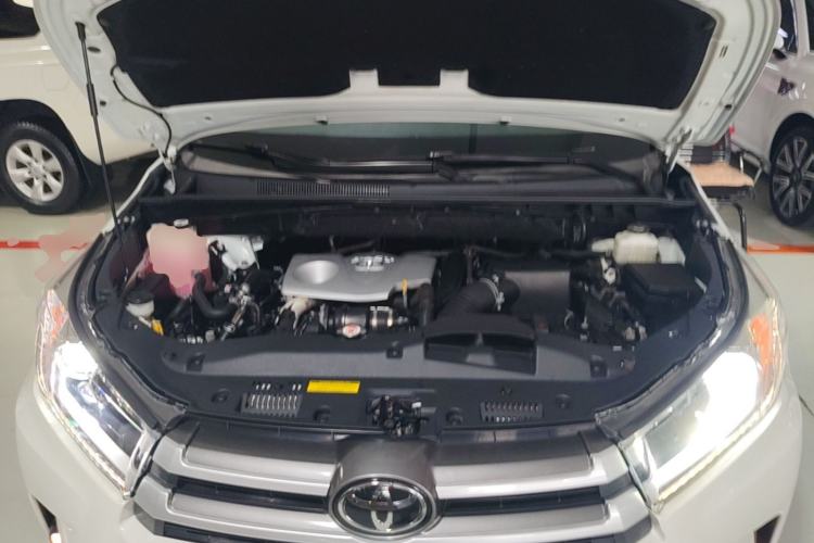 Used Toyota Highlander 2018 2.0T Four-Wheel Drive Luxury Edition 7 Seats China V Emission Standard Engine Bay