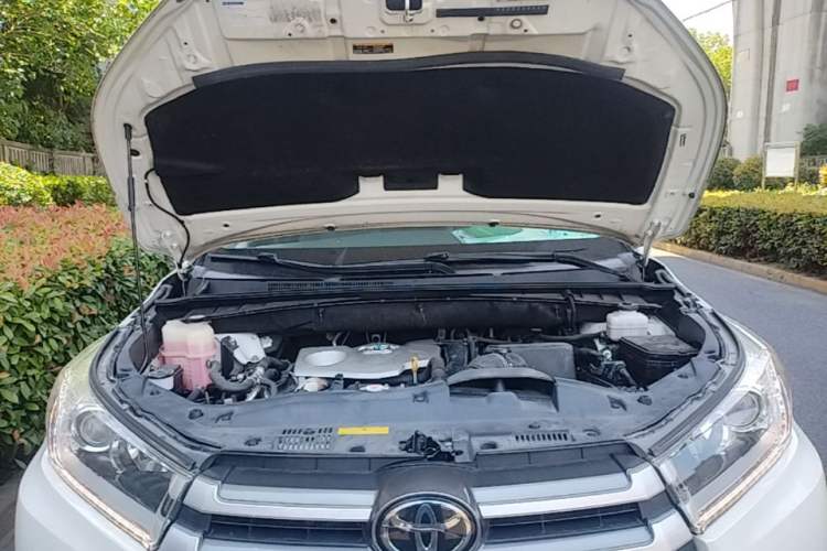 Used Toyota Highlander 2018 2.0T Two-Wheel-Drive Luxury Edition 7 Seats Emission Standard China V Engine Bay