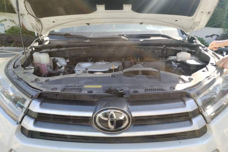 Used Toyota Highlander 2018 2.0T Four-Wheel Drive Luxury Version 7 Seats China VI Standard Engine Bay