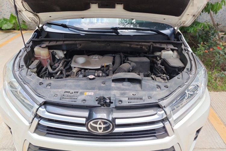 Used Toyota Highlander 2018 2.0T Four-Wheel Drive Prestige Version 7 Seats China VI Standard Engine Bay