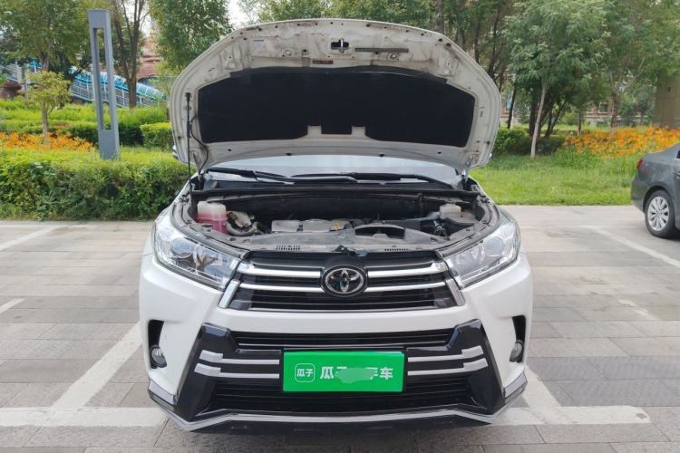 Used Toyota Highlander 2018 2.0T Four-Wheel Drive Prestige Version 7 Seats China VI Standard Engine Bay