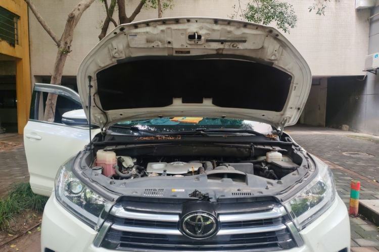 Used Toyota Highlander 2018 2.0T Four-Wheel Drive Prestige Version 7 Seats China V Emission Standard Engine Bay