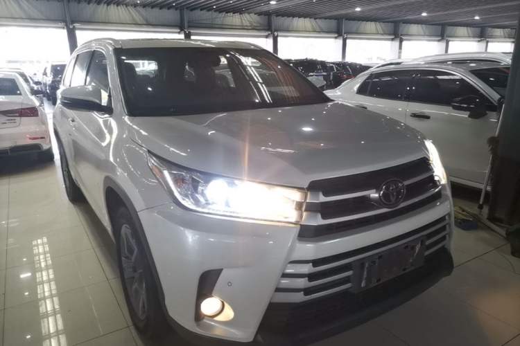 Used Toyota Highlander 2018 2.0T Four-Wheel Drive Luxury Version 7 Seats China VI Standard Front Right 45 Deg