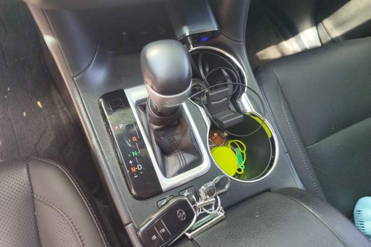 Used Toyota Highlander 2018 2.0T Four-Wheel Drive Luxury Edition 7 Seats China V Emission Standard Gear Lever