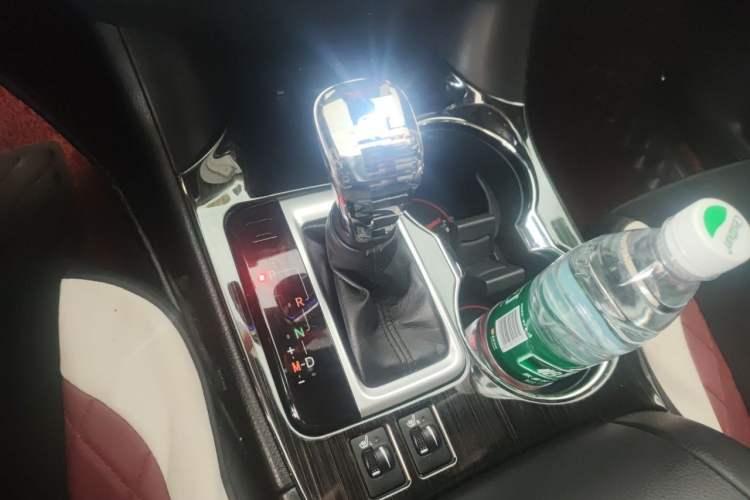 Used Toyota Highlander 2018 2.0T Four-Wheel Drive Luxury Edition 7 Seats China V Emission Standard Gear Lever