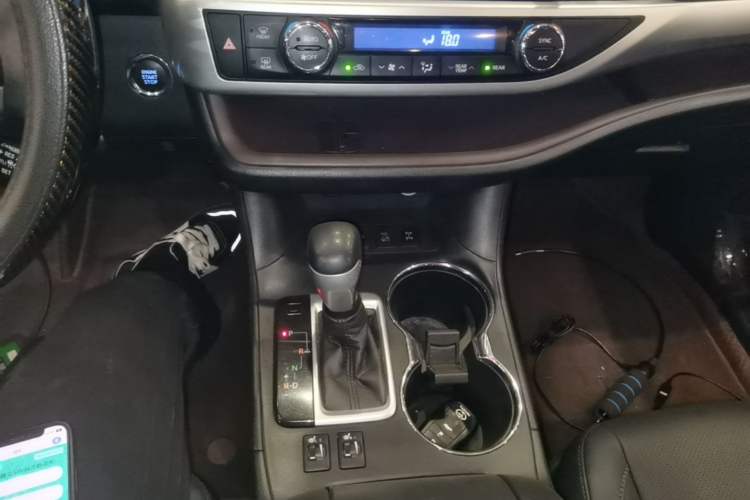 Used Toyota Highlander 2018 2.0T Four-Wheel Drive Luxury Version 7 Seats China VI Standard Gear Lever