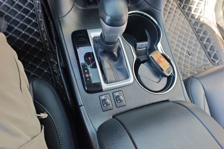 Used Toyota Highlander 2018 2.0T Four-Wheel Drive Luxury Edition 7 Seats China V Emission Standard Gear Lever