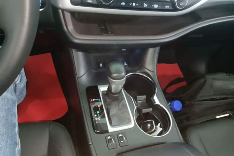 Used Toyota Highlander 2018 2.0T Four-Wheel Drive Luxury Version 7 Seats China VI Standard Gear Lever