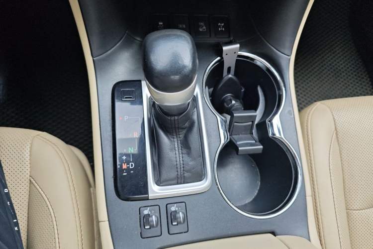 Used Toyota Highlander 2018 2.0T Four-Wheel Drive Luxury Edition 7 Seats China V Emission Standard Gear Lever
