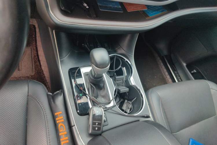 Used Toyota Highlander 2018 2.0T Two-Wheel-Drive Luxury Edition 7 Seats Emission Standard China V Gear Lever