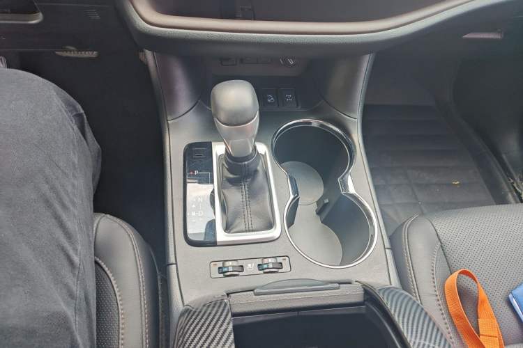 Used Toyota Highlander 2018 2.0T Four-Wheel Drive Supreme Edition 7-Seater China VI Gear Lever