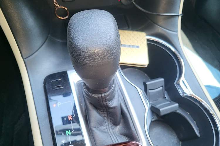 Used Toyota Highlander 2018 2.0T Two-Wheel Drive Elite Version 5 Seats China VI Standard Gear Lever