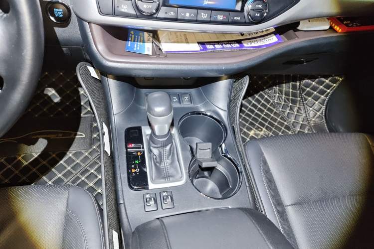 Used Toyota Highlander 2018 2.0T Four-Wheel Drive Prestige Version 7 Seats China VI Standard Gear Lever