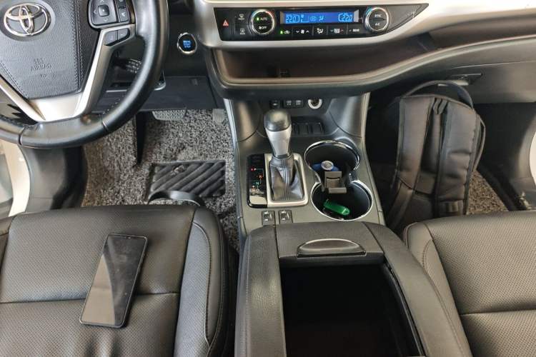 Used Toyota Highlander 2018 2.0T Two-Wheel-Drive Luxury Edition 7 Seats Emission Standard China V Gear Lever