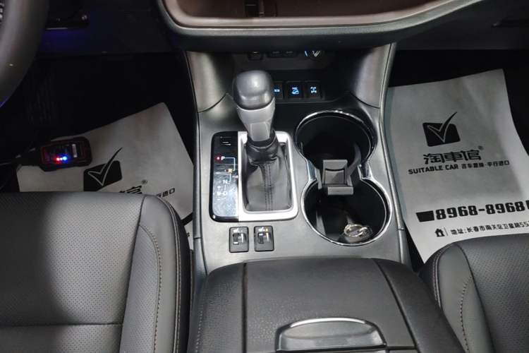 Used Toyota Highlander 2018 2.0T Four-Wheel Drive Luxury Edition 7 Seats China V Emission Standard Gear Lever