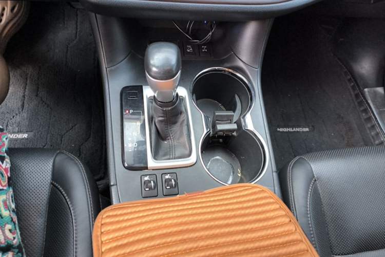 Used Toyota Highlander 2018 2.0T Four-Wheel Drive Luxury Edition 7 Seats China V Emission Standard Gear Lever
