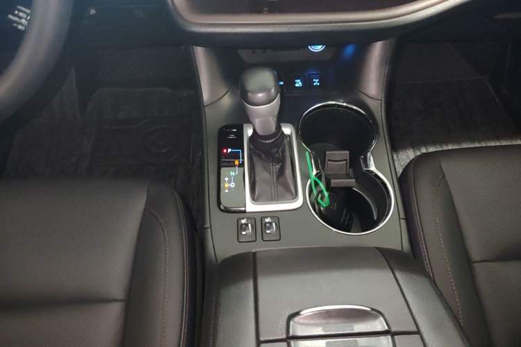 Used Toyota Highlander 2018 2.0T Four-Wheel Drive Luxury Edition 7 Seats China V Emission Standard Gear Lever