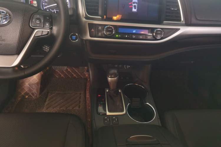 Used Toyota Highlander 2018 2.0T Four-Wheel Drive Luxury Edition 7 Seats China V Emission Standard Gear Lever