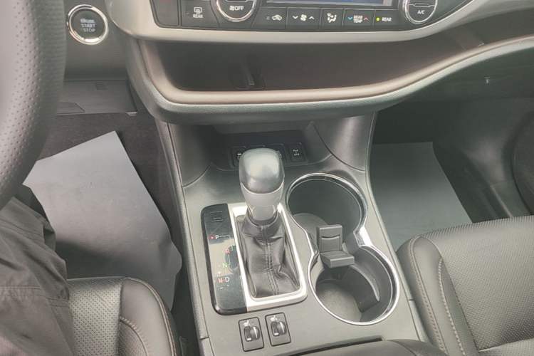 Used Toyota Highlander 2018 2.0T Four-Wheel Drive Luxury Edition 7 Seats China V Emission Standard Gear Lever