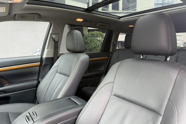 Used Toyota Highlander 2018 2.0T Four-Wheel Drive Prestige Version 7 Seats China V Emission Standard Headliner