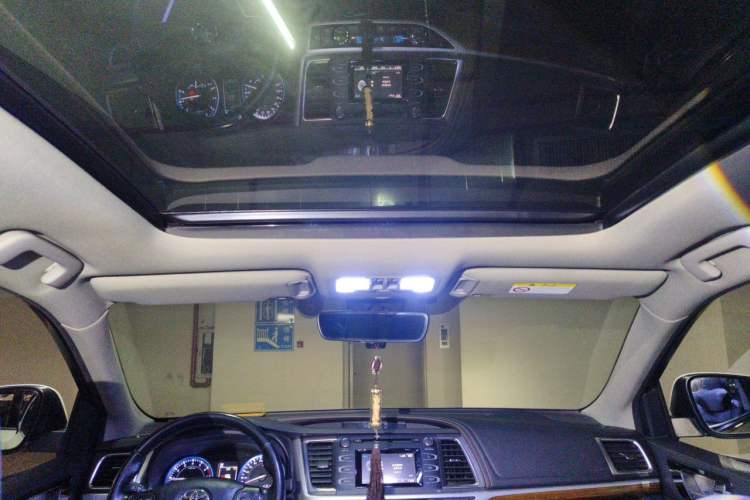 Used Toyota Highlander 2018 2.0T Four-Wheel Drive Luxury Edition 7 Seats China V Emission Standard Headliner