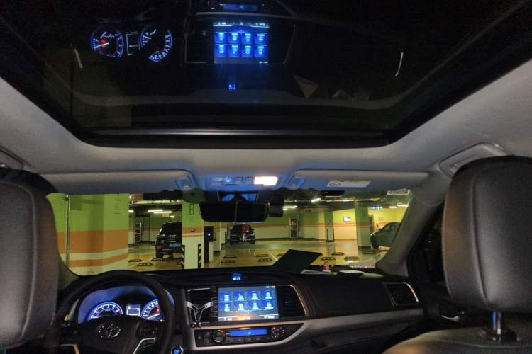 Used Toyota Highlander 2018 2.0T Four-Wheel Drive Luxury Version 7 Seats China VI Standard Headliner