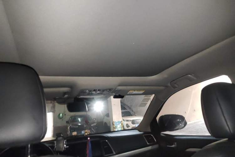 Used Toyota Highlander 2018 2.0T Two-Wheel-Drive Luxury Edition 7 Seats Emission Standard China V Headliner