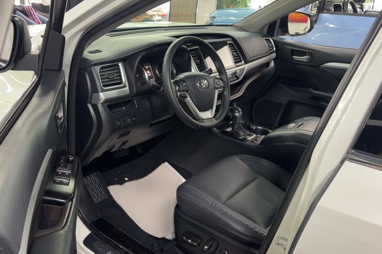 Used Toyota Highlander 2018 2.0T Four-Wheel Drive Luxury Edition 7 Seats China V Emission Standard Interior 1