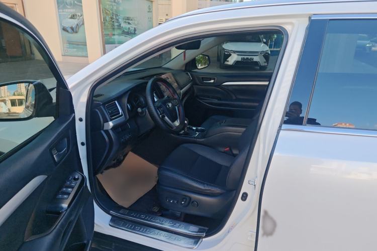 Used Toyota Highlander 2018 2.0T Four-Wheel Drive Prestige Version 7 Seats China VI Standard Interior 1