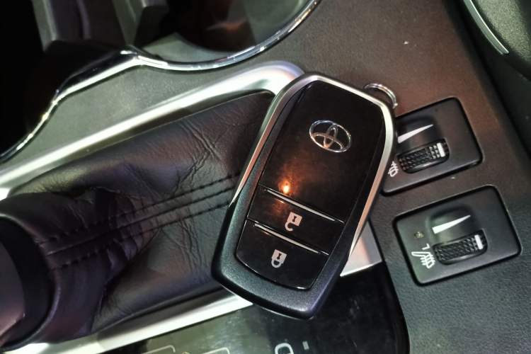 Used Toyota Highlander 2018 2.0T Two-Wheel Drive Luxury Edition 7 Seats China VI Standard Interior 1