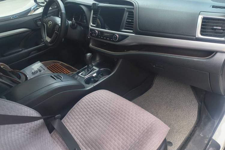 Used Toyota Highlander 2018 2.0T Four-Wheel Drive Luxury Version 7 Seats China VI Standard Interior 10