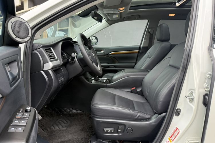 Used Toyota Highlander 2018 2.0T Four-Wheel Drive Prestige Version 7 Seats China V Emission Standard Interior 2
