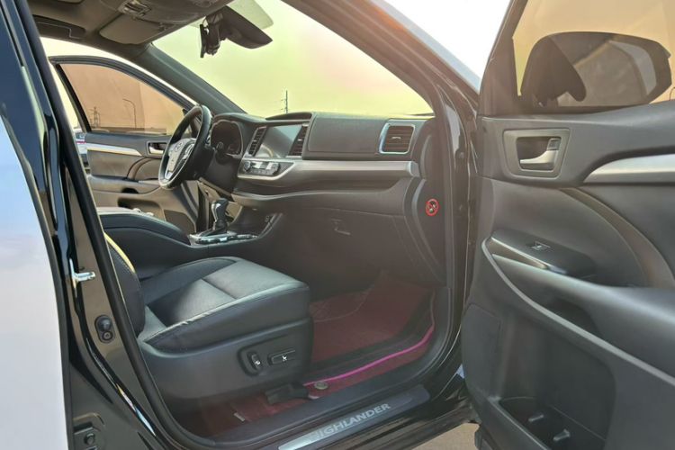 Used Toyota Highlander 2018 2.0T Four-Wheel Drive Prestige Version 7 Seats China V Emission Standard Interior 2