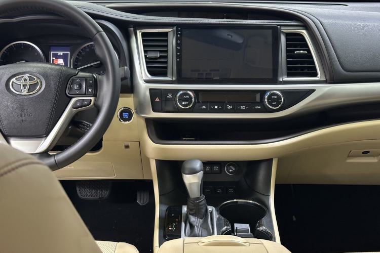 Used Toyota Highlander 2018 2.0T Four-Wheel Drive Luxury Edition 7 Seats China V Emission Standard Interior 2
