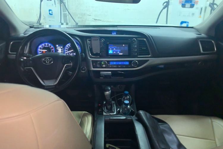 Used Toyota Highlander 2018 2.0T Four-Wheel Drive Luxury Edition 7 Seats China V Emission Standard Interior 2