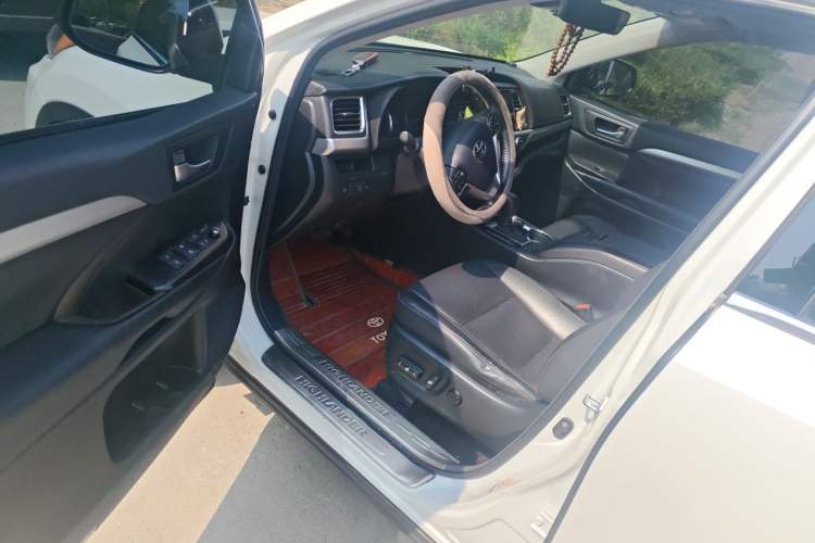 Used Toyota Highlander 2018 2.0T Four-Wheel Drive Luxury Edition 7 Seats China V Emission Standard Interior 3