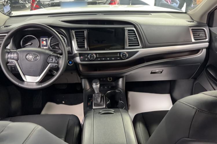 Used Toyota Highlander 2018 2.0T Four-Wheel Drive Luxury Edition 7 Seats China V Emission Standard Interior 3