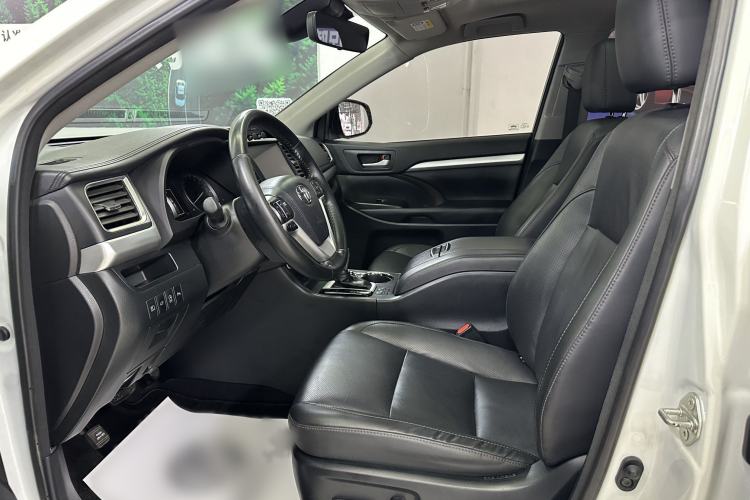 Used Toyota Highlander 2018 2.0T Four-Wheel Drive Prestige Version 7 Seats China V Emission Standard Interior 3