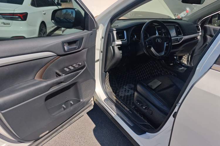 Used Toyota Highlander 2018 2.0T Four-Wheel Drive Luxury Edition 7 Seats China V Emission Standard Interior 3