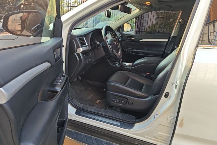 Used Toyota Highlander 2018 2.0T Four-Wheel Drive Luxury Version 7 Seats China VI Standard Interior 3