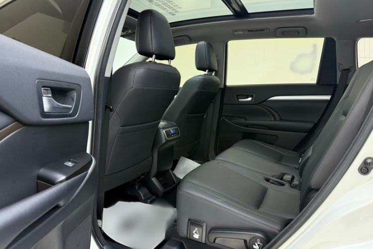 Used Toyota Highlander 2018 2.0T Four-Wheel Drive Luxury Edition 7 Seats China V Emission Standard Interior 3